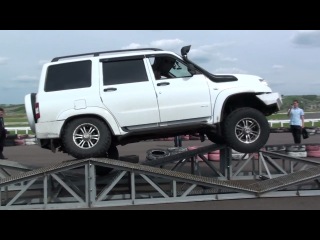 uaz patriot on crooked hills